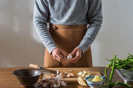 粘板师傅做什么的