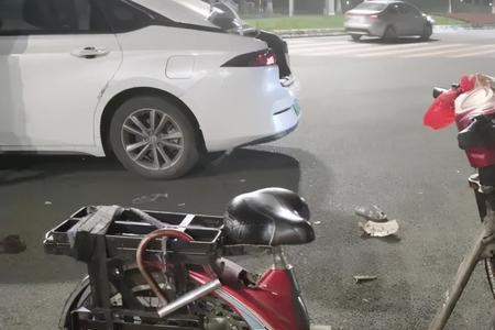 电动车撞车门汽车全责赔偿金额