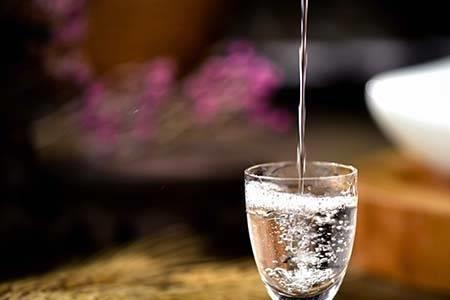 一杯白酒喝几口有什么含义
