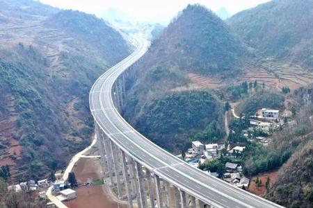 六盘水哪一年通公路的