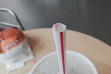 女生为什么喜欢咬吸管