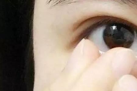隐形眼镜配高了会模糊吗
