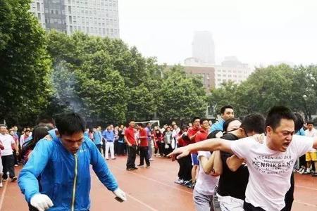 三人六足游戏规则