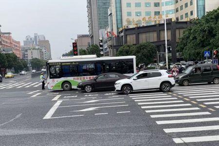 吉安立讯门口红绿灯拍照吗