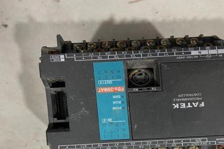 PLC24伏电源正能和电源正连一起吗