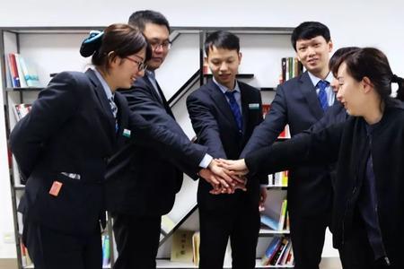 银行引导员必须站着吗