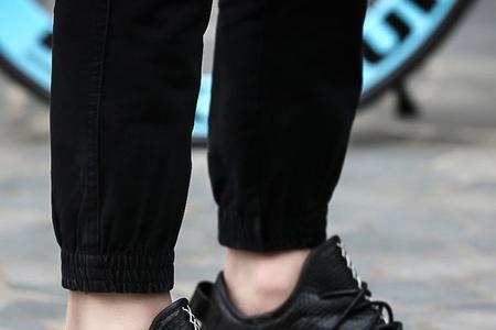 yeezy是新百伦旗下的嘛