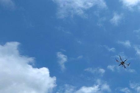 苹果13拍天空为什么有绿点