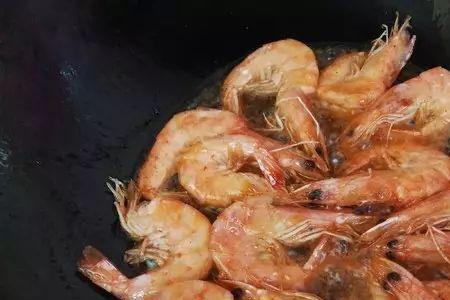 虾为什么一炒就变红