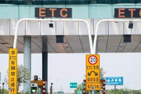 先贴玻璃膜还是先装etc