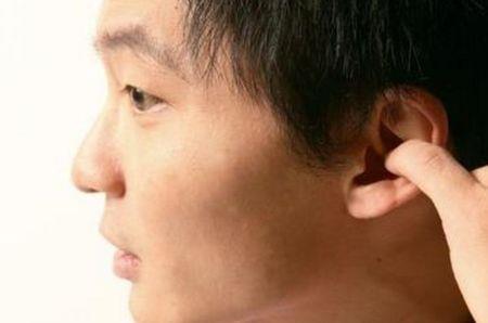 摸别人耳垂代表什么