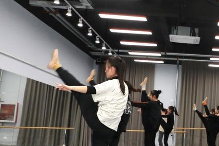 本科艺术生考幼师好考吗
