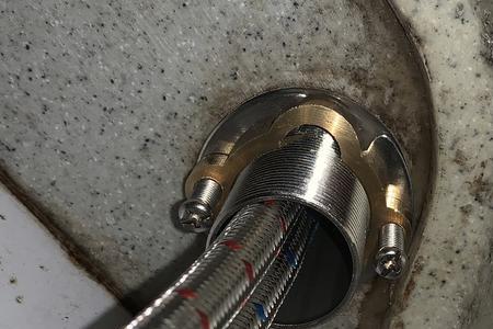 水池下水管螺丝扣漏水