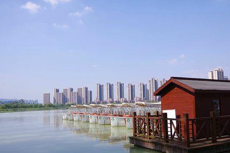 一湖三岛湿地公园有停车场吗