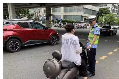边骑边充电电动车