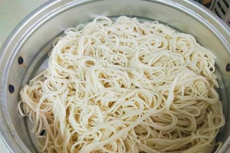 为什么炒挂面会粘锅