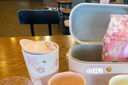 星巴克要自己收拾餐具吗