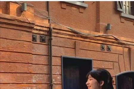 太空裤咖色怎么搭配