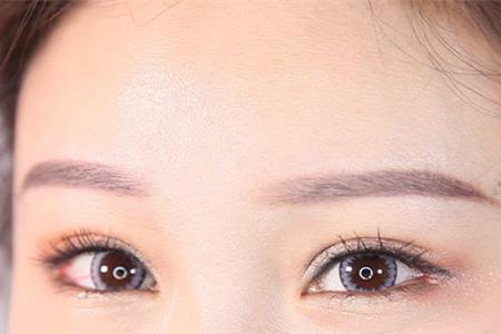 女生说话挑眉毛心理学