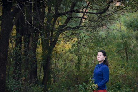 纤纤背影如斯人什么意思