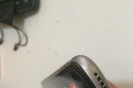 苹果11屏幕摔了之后右下角变暗