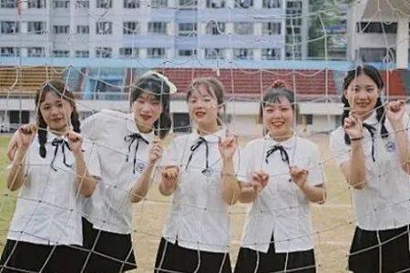 高中拍毕业照适合扎什么头发
