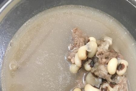 板栗玉米莲子龙骨汤做法