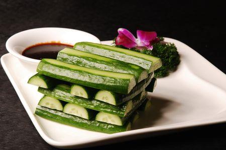 黄瓜不蘸酱歇后语