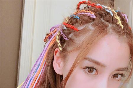 头上绑彩色绳子什么意思