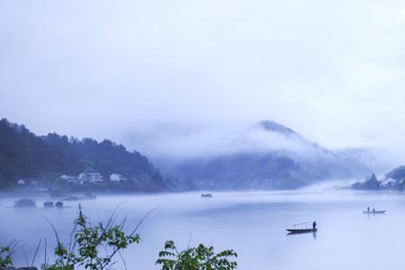 一湖烟雨敲春韵下一句是什么