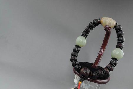 手持佛珠的搭配
