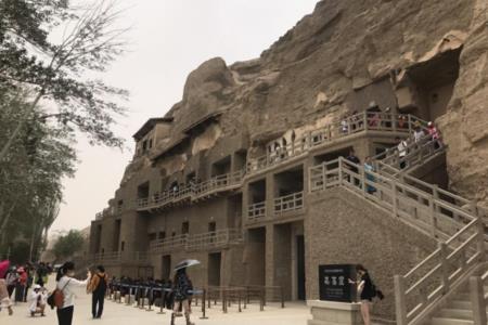 莫高窟是在什么岩石上开凿的