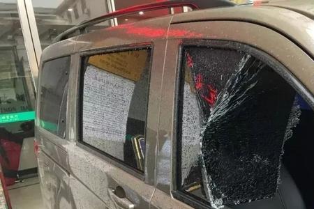 砸车窗玻璃犯法吗