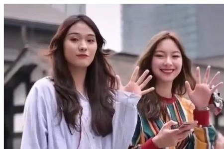 两条腿的人满大街上一句什么