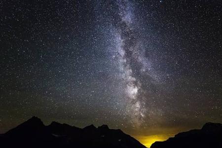 夏天东北方最亮的星