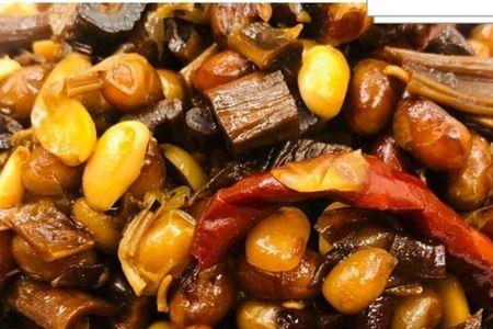 五花肉炖黄豆笋做法
