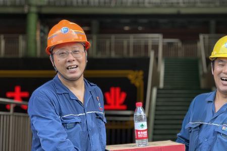 天气炎热怎样表扬车间工人