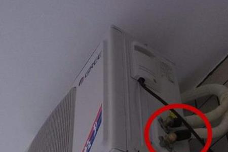 空调内机铜管接头在什么位置