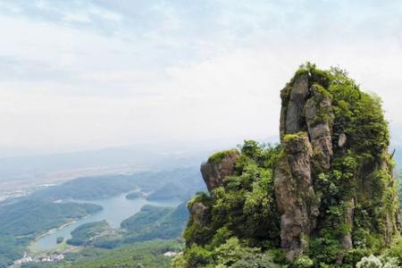 突兀耸立什么意思