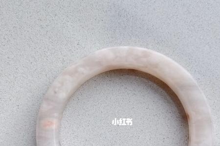 佘太翠樱花粉手镯是真的吗