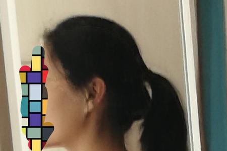 扎高马尾后面一边鼓一边瘪
