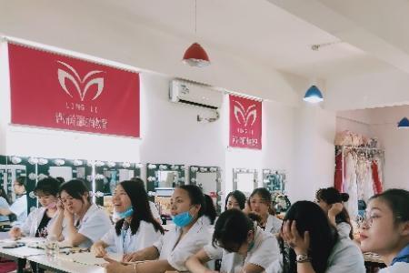 学美容在外地学好还是家里
