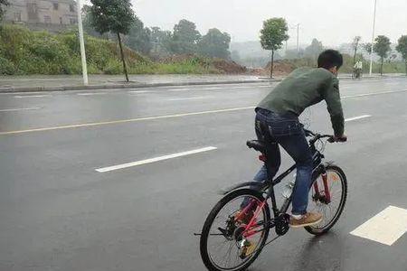 山地车左脚到发力点中轴就响