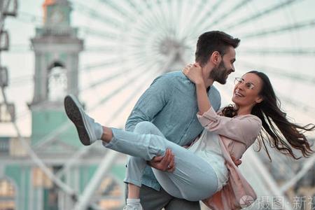女生抱男生有什么含义