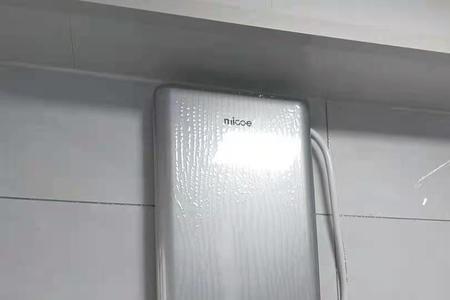 四季沐歌快热式电热水器维修