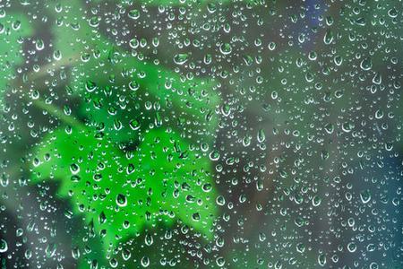 雨天封窗上玻璃可以吗