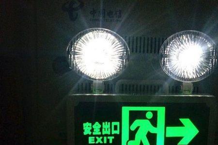 楼道消防灯一直闪怎么回事