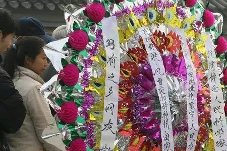 死人去祭拜穿什么衣服