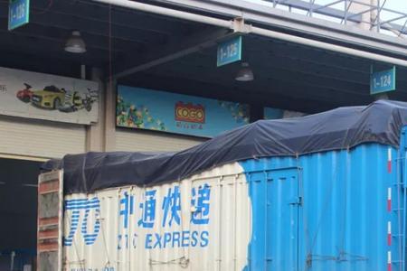 中通快递货车一般有几个司机