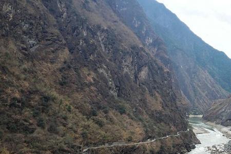 虎跳峡不买票能开车进去吗